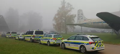 Truplo umorjene so med dvema avtoma na parkirišču letališča našli šele naslednje jutro, več ur po zločinu. Foto: Tina Jereb 