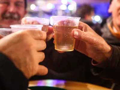 - Veseli December 2015 - gostinska ponudba -gostinci - kuhano vino - alkoholizem - //FOTO: Bojan Velikonja