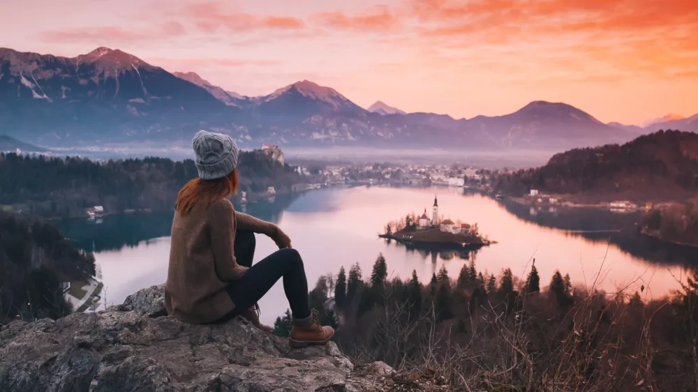 Obiskovalce praviloma navdu&scaron;ijo tako narava kot ljudje. / Foto: Istock