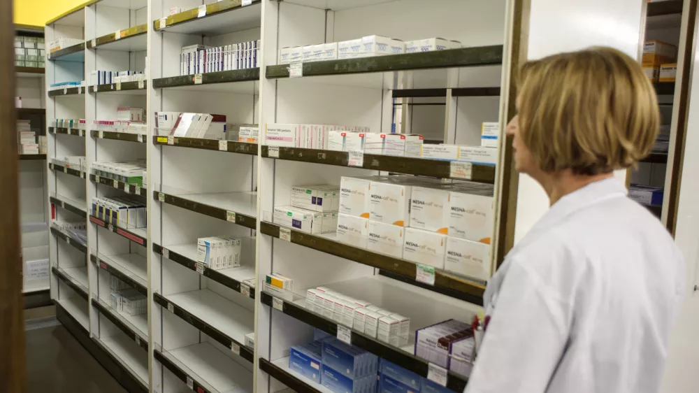 - ilustrativna fotografijazdravila, farmacevtski izdelki, krema, kreme, izdelava zdravil, mazila- Lekarna UKC Ljubljana - dan odprtih vrat - predstavili način priprave zdravil in prostore lekarne, Zalo&scaron;ka 7   //FOTO: Tomaž Zajel&scaron;nik