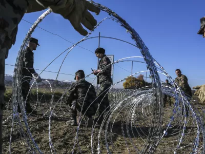 Država bo za podiranje ograje od&scaron;tela dobrih 7 milijonov evrov. Po slabih dveh letih od začetka podiranja je odstranjena dobra polovica. Foto: Jaka Gasar&nbsp;