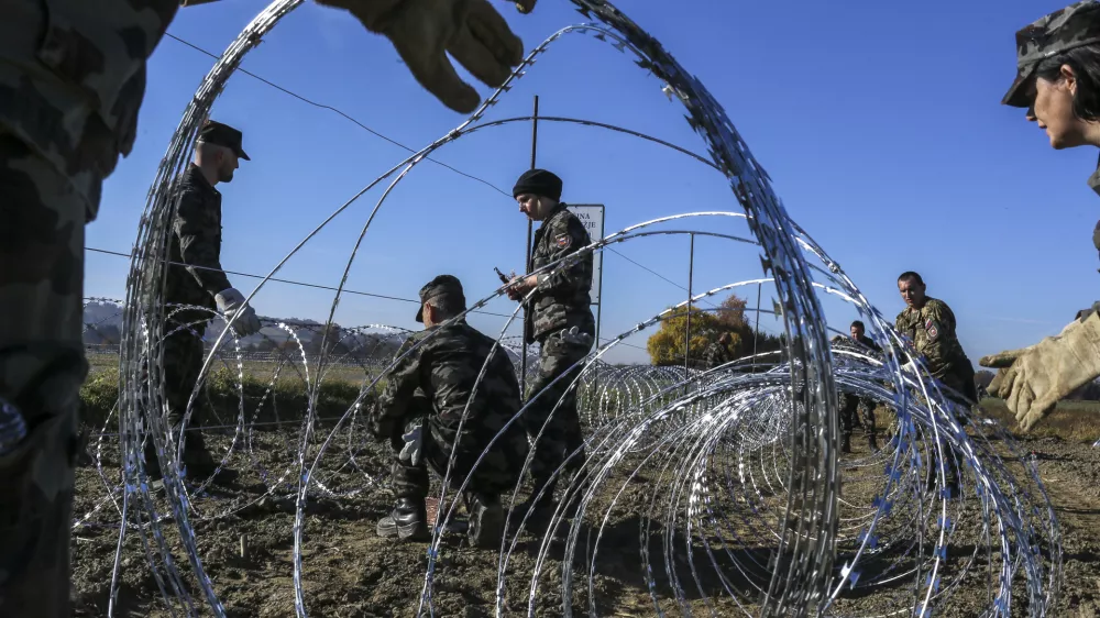 Država bo za podiranje ograje od&scaron;tela dobrih 7 milijonov evrov. Po slabih dveh letih od začetka podiranja je odstranjena dobra polovica. Foto: Jaka Gasar&nbsp;