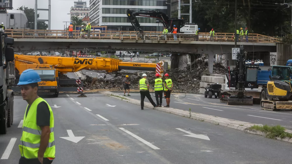 - Dunajska cesta, ru&scaron;itev nadvoza.- 27.04.2024. Prometni zastoji v sredi&scaron;ču Ljubljane zaradi popolne zapore Dunajske ceste zaradi ru&scaron;itve železni&scaron;kega nadvoza. //FOTO: Bojan Velikonja