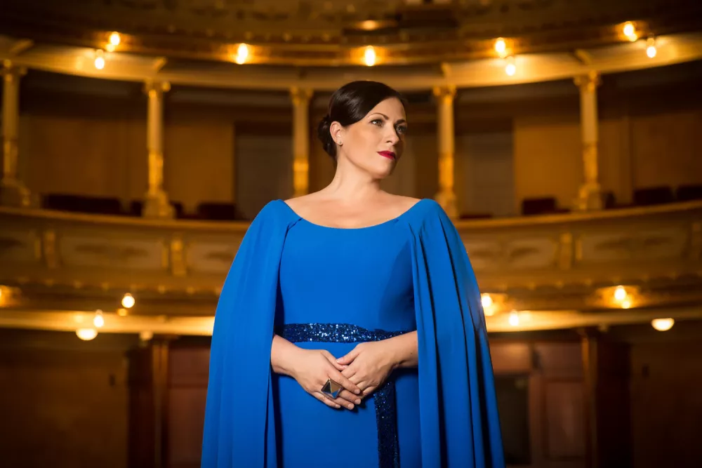 Mezzosopranistka Nu&scaron;ka Dra&scaron;ček bo 27. decembra gostja Simfoničnega orkestra SNG Maribor, na odru z njo bo tur&scaron;ki tenorist Deniz Leone. Foto:&nbsp; Žiga Culiberg