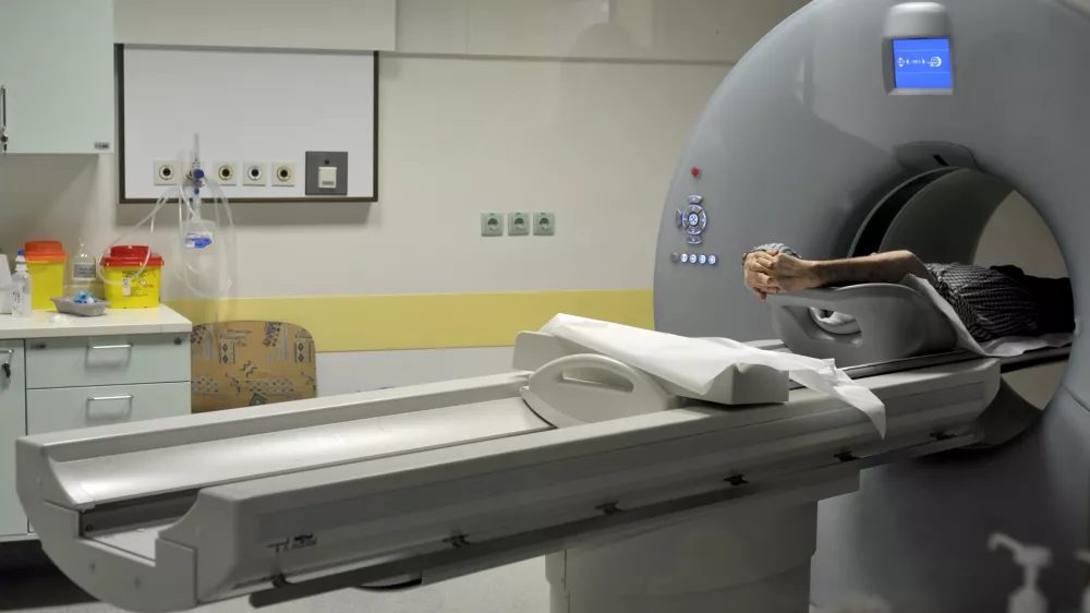 V javnih bolni&scaron;nicah bodo lahko &scaron;e vedno računali na plačilo preiskav s CT in magnetno resonanco brez omejitev. Javni zavodi se sicer že dlje časa zavzemajo za diferenciacijo cen. Foto: Tomaž Zajel&scaron;nik