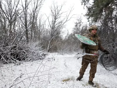 Ukrajinski vojak z anteno, ki omogoča komunikacijo. / Foto: Reuters