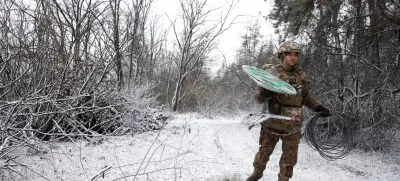 Ukrajinski vojak z anteno, ki omogoča komunikacijo. / Foto: Reuters