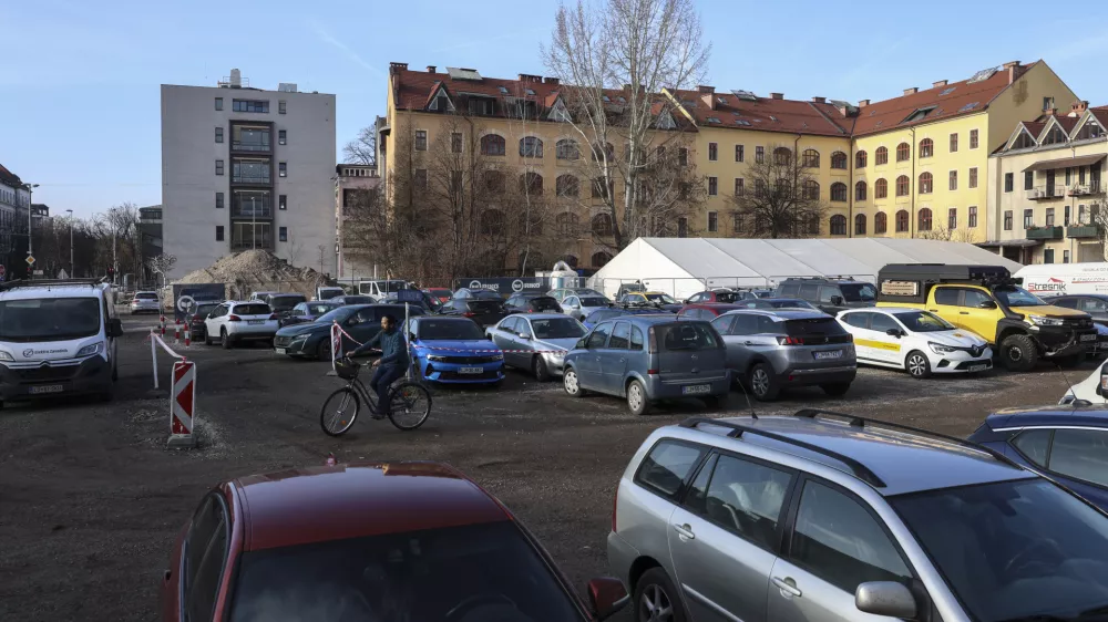 Del parkiri&scaron;ča na zemlji&scaron;ču, ki je rezervirano za novo Narodno in univerzitetno knjižnico, je zaradi arheolo&scaron;kih izkopavanj &scaron;e vedno zaprt. Foto: Jaka Gasar