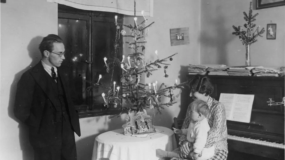 Dr. Stanko Vurnik z družino za božič, ki je bil nekaj časa predvsem intimni družinski praznik. / Foto: Etnografski Muzej/dokumentacija