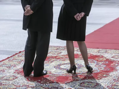 slovenski predsednik republike Borut Pahor in partnerica Tanja Pečar- simbolična fotografija - predsednik in njegova žena, noge, čakanje, preproga- 30.03.2015 - uradni obisk predsednika Republike Turčije Recepa Tayyipa Erdogana v Sloveniji -   //FOTO: Jaka Gasar