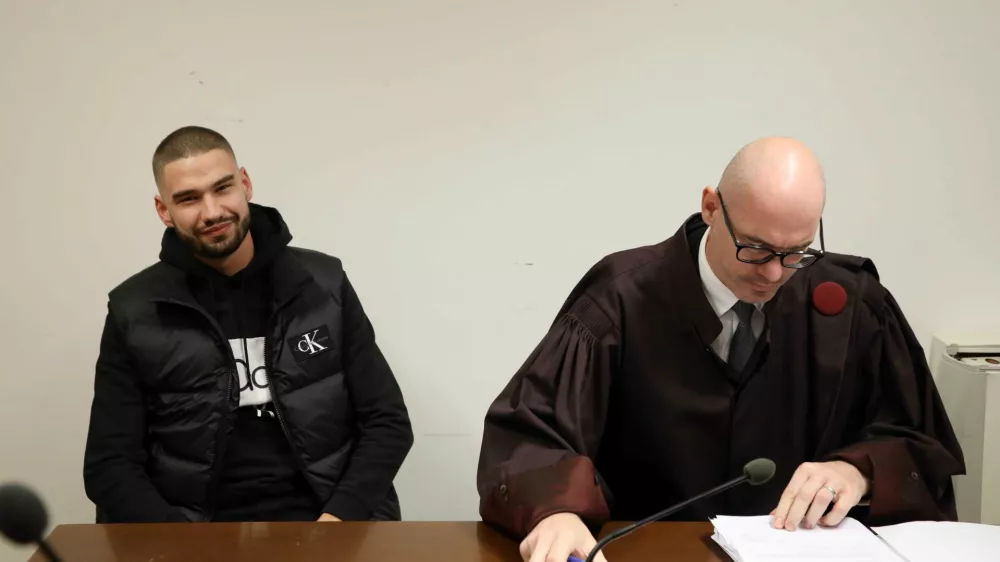 Jakob Herzog (levo) očitke iz obtožnice kategorično zanika. Na sliki z zagovornikom Gorazdom Trunklom. Foto: Tomaž Skale&nbsp;