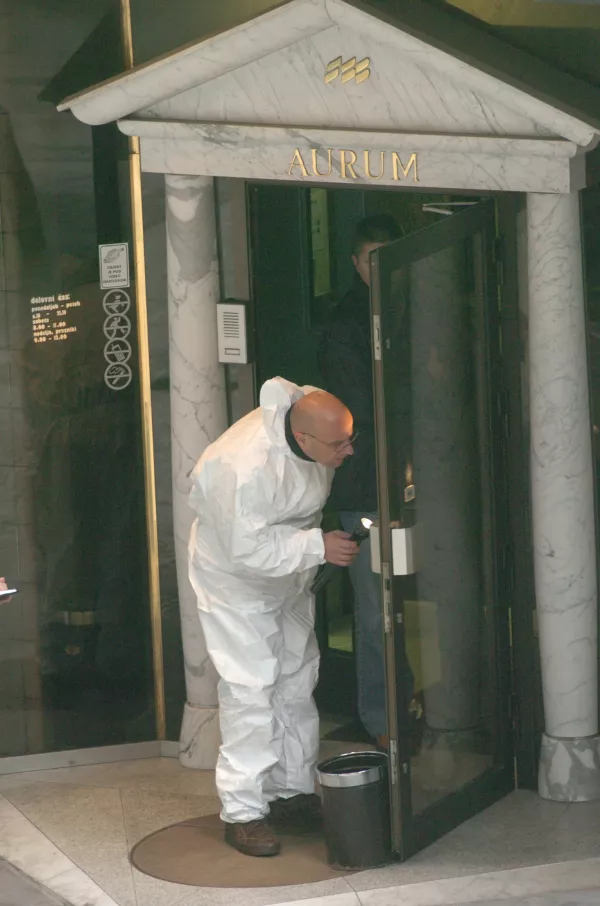 forenzik, Vhod v trezor SKB banke - oborožen rop SKB banke na Slovenski cesti v Ljubljani,depotna hi&scaron;a AURUM, bančni rop - neznanci izpraznili sefe SKB-banke na ljubljanskem Bavarskem dvoru //FOTO: Bojan VelikonjaOPOMBA: ZA OBJAVO V ČASOPISU DNEVNIK / Foto: Bojan Velikonja