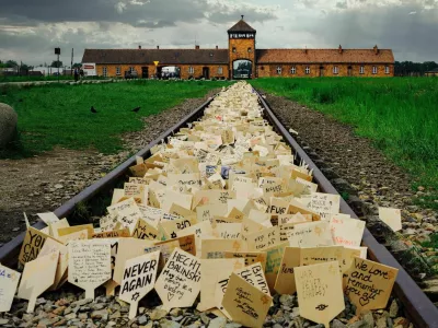 Pozivi k miru, ki jih pred nekdanjim koncentracijskim tabori&scaron;čem Auschwitz-Birkenau pu&scaron;čajo obiskovalci. Tabori&scaron;če je osvobodila sovjetska Rdeča armada 27. januarja 1945. / Foto: iStock