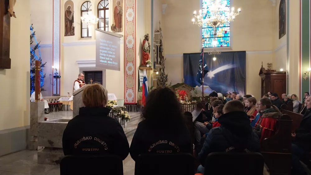 Pred blagoslovom konj pred cerkvijo sv. Lenarta v Sostrem je potekala tudi ma&scaron;a. 