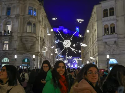 - 25.11.2022 &ndash; Veseli December v Ljubljani 2022 - prižig prazničnih luči v sredi&scaron;ču prestolnice - svetlobna okrasitev mesta - začetek prazničnega decembrskega sejma na ljubljanskih ulicah - novoletno okra&scaron;ena Ljubljana -&nbsp;//FOTO: Luka Cjuha