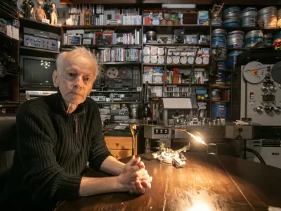 Studio filmskega arhivarja Borka Rade&scaron;čka, ki je bil več kot 40 let zaposlen kot specialni pedagog v Centru Janeza Levca, sicer pa tudi lutkar, je pravi filmski kabinet čudes. Foto: Luka Cjuha