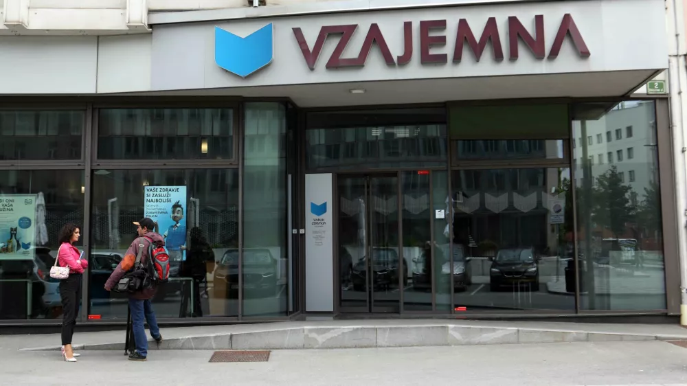 Vzajemna naj bi imela konec prihodnjega leta blizu 420.000 delničarjev, ki naj bi imeli v povprečju za 150 evrov delnic. ZZZS in &scaron;e dobrim 413.000 (nekdanjim) zavarovancem pa bo predvidoma izplačanih skoraj 35 milijonov evrov. Foto:&nbsp;Tomaž Skale&nbsp;