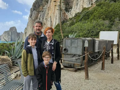 Neža &Scaron;abanovič Grm&scaron;ek z družino, katere del je tudi osemletni Tristan, ki se je rodil z enim kromosomom več, je z nekaterimi nesmisli seznanila tudi ministra za delo Luko Mesca osebno. Foto: osebni arhiv