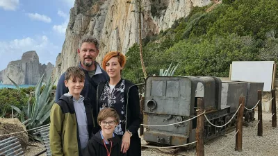 Neža &Scaron;abanovič Grm&scaron;ek z družino, katere del je tudi osemletni Tristan, ki se je rodil z enim kromosomom več, je z nekaterimi nesmisli seznanila tudi ministra za delo Luko Mesca osebno. Foto: osebni arhiv