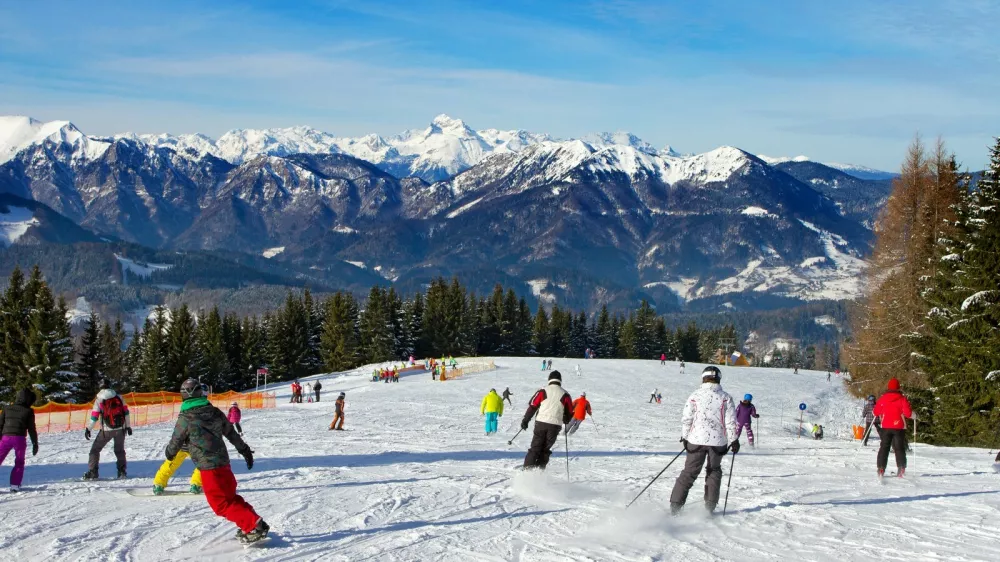 Smuči&scaron;če Cerkno je zaradi različnih tipov prog priljubljena družinska destinacija, ki poleg smučarskih prog ponuja tudi zabavo za deskarje in najmlaj&scaron;e. F Bojan Tavčar