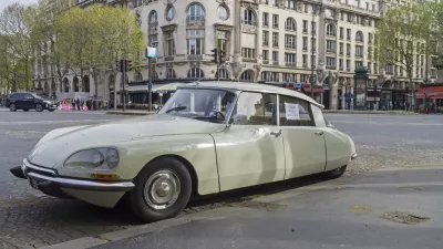 Paris: The legendary car Citro&euml;n DS on the Paris street. On the windows - the announcement of the sale.Paris: The legendary car Citro&euml;n DS on the Paris street. On the windows - the announcement of the sale. / Foto: Possum1961