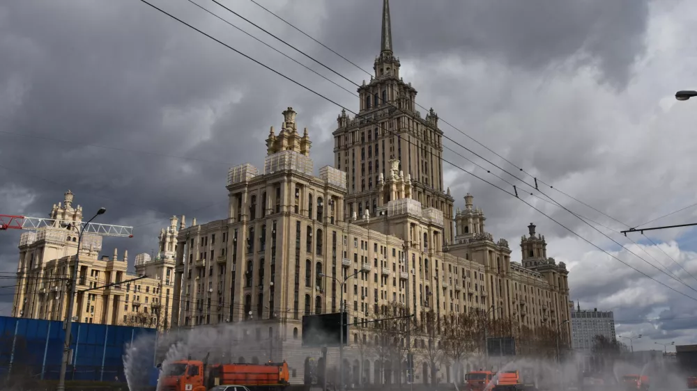 05 April 2020, Russia, Moskow: Sweepers clean the streets and spray disinfectant on Moscow's Kutuzovsky Prospekt in front of the former Hotel Ukraina, amid the Coronavirus outbreak. Russian President Vladimir Putin ordered a full-time lay-off until the end of April. Photo: Ulf Mauder/dpa