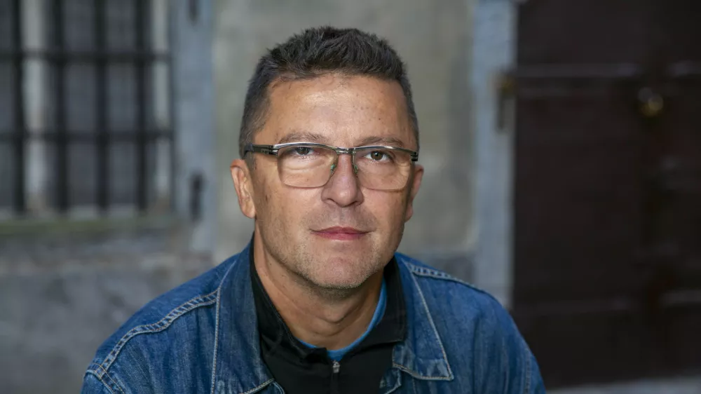 &raquo;Zaustavitve upadanja knjižne kulture se ni preprosto lotiti in tega ne more storiti le založni&scaron;tvo, saj težava zadeva različne segmente družbe, od &scaron;olstva naprej,&laquo; ugotavlja Samo Rugelj. Foto: Borut Krajnc