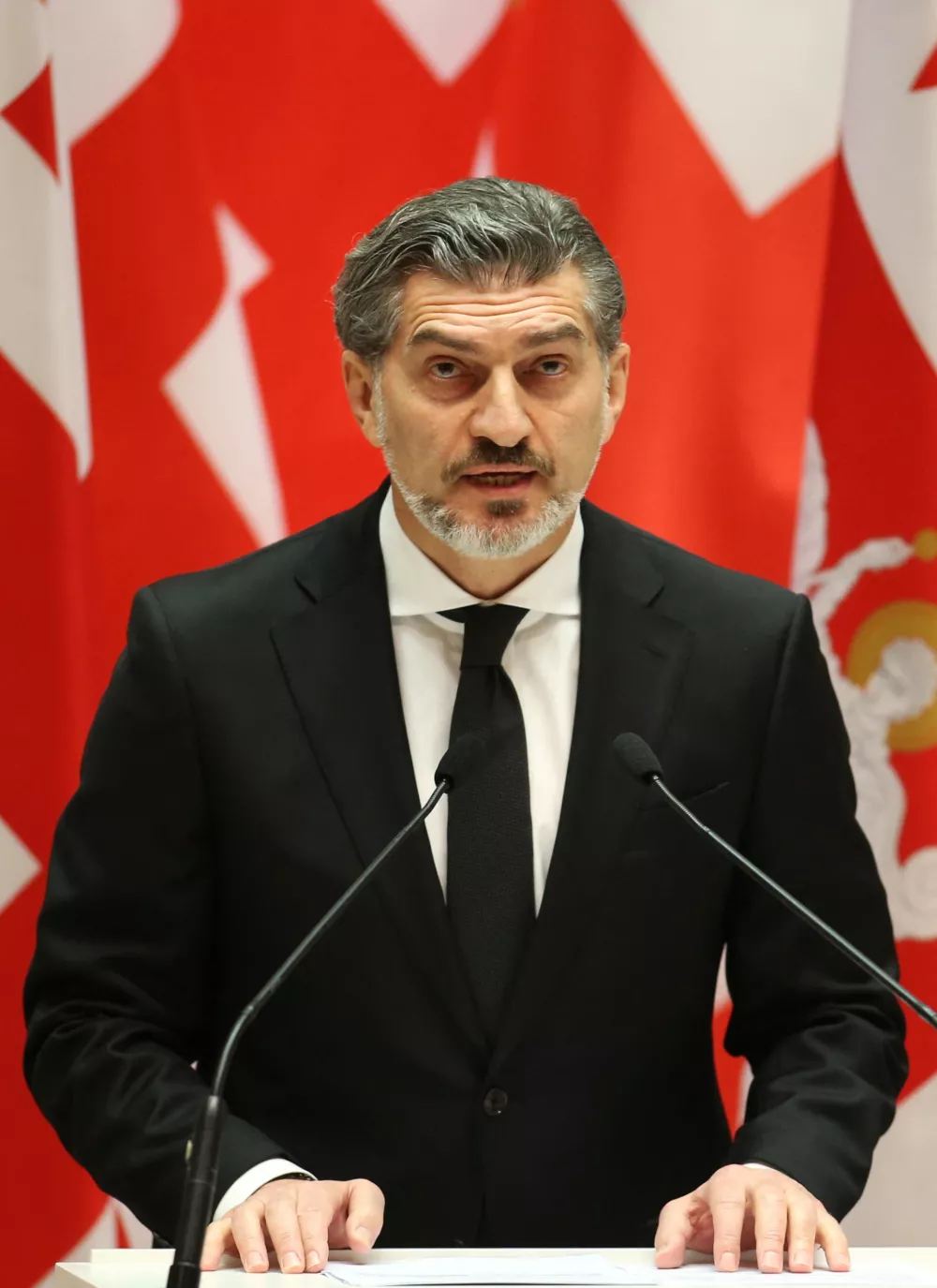 V gruzijskem parlamentu je kot &scaron;esti predsednik države prisegel po mnenju opozicije in Zurabi&scaron;vilijeve sporno imenovani Miheil Kavela&scaron;vili. Foto: Reuters