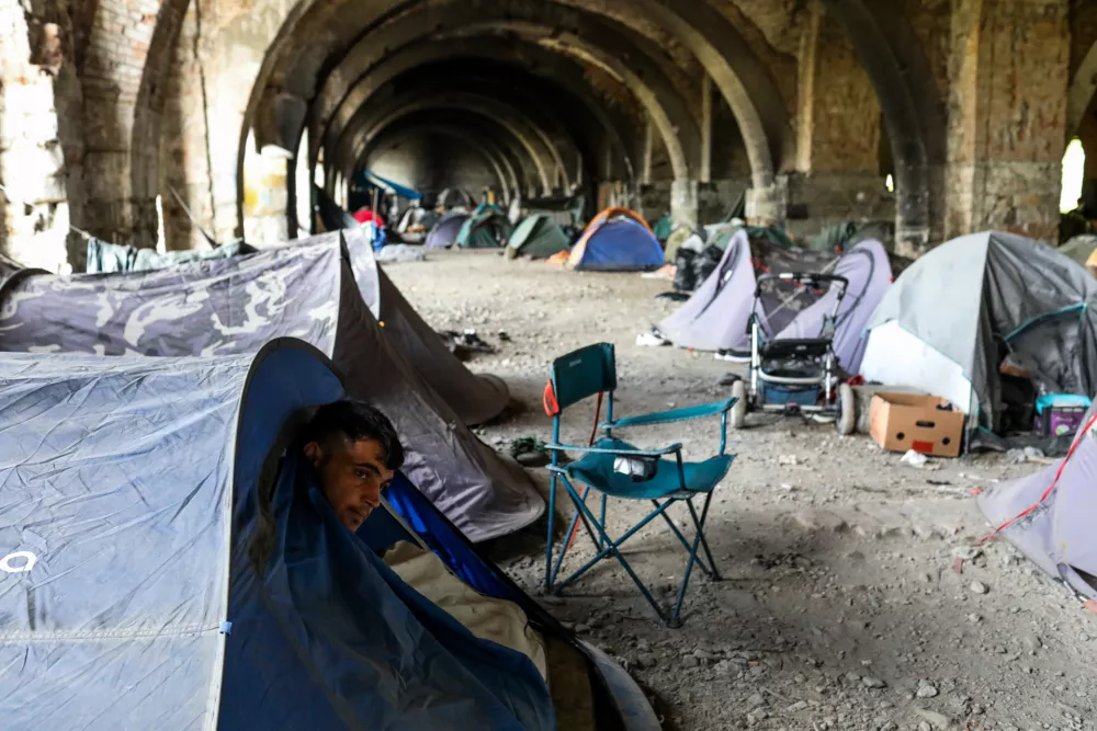 - PREGLED LETA 2024- Migrant iz Pakistana v svojem &scaron;otoru.- 27.04. 2024. - Silos, zapu&scaron;čen objekt v Trstu iz časa Avstroogrskega cesarstva, kjer so začasno bivali&scaron;če na&scaron;li migrantje in begunci iz Azijskih in Afri&scaron;kih držav. Bivajo v zasilnih bivali&scaron;čih in &scaron;otorih. //FOTO: Bojan VelikonjaOPOMBA: Za objavo v Objektivu!