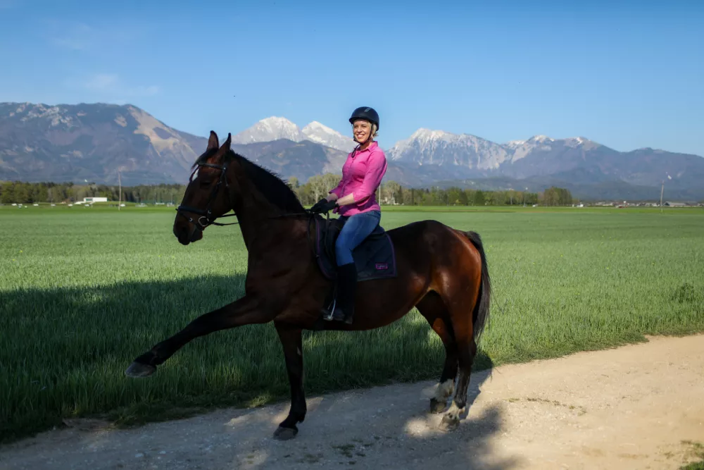 - PREGLED LETA 2024Predsednica DZ RS Ur&scaron;ka Klakočar Zupančič s svojim konjem.//FOTO: Bojan Velikonja