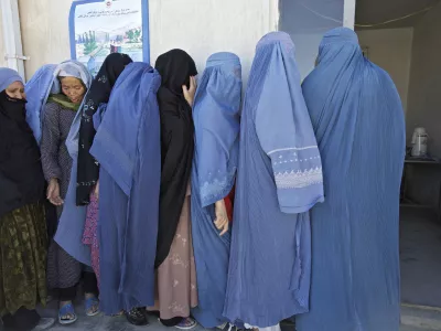 Gneča pred voli&scaron;čem Čakri Kor v Kabulu(Hazare)AFGANISTAN 2010 - parlamentarne volitve - //FOTO: Jaka Adamič