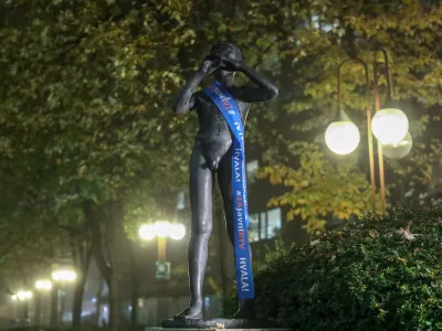 RTV Slovenija kip deček s pi&scaron;čalko- 27.11.2022 &ndash; Referendumi 2022 &ndash; glasovanje o treh zakonodajnih referendumih, in sicer o&nbsp;noveli Zakona o vladi, noveli Zakona o dolgotrajni oskrbi in noveli Zakona o Radioteleviziji Slovenija&nbsp;&nbsp;//FOTO: Luka Cjuha