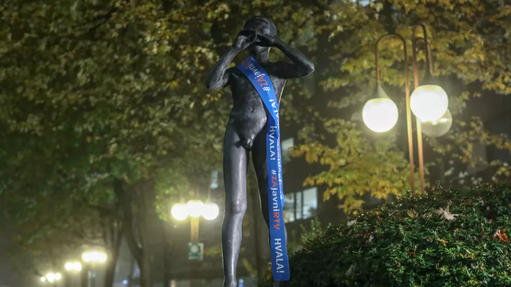 RTV Slovenija kip deček s pi&scaron;čalko- 27.11.2022 &ndash; Referendumi 2022 &ndash; glasovanje o treh zakonodajnih referendumih, in sicer o&nbsp;noveli Zakona o vladi, noveli Zakona o dolgotrajni oskrbi in noveli Zakona o Radioteleviziji Slovenija&nbsp;&nbsp;//FOTO: Luka Cjuha