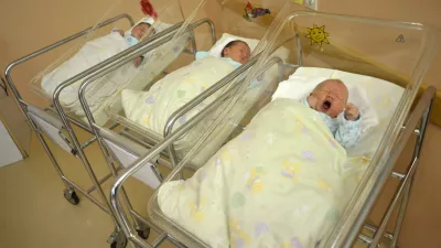 - ilustrativna fotografijaotroci, novorojenčki, - Porodni&scaron;nica Ljubljana 2012 - mestna porodni&scaron;nica je največja od 14 slovenskih porodni&scaron;nic, kjer se rodi tretjina slovenskih otrok., &Scaron;lajmerjeva ulica 4//FOTO: Tomaž Zajel&scaron;nik