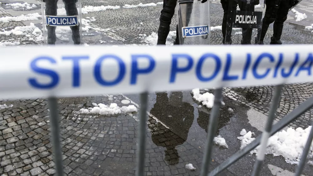 - ilustrativna fotografija - policija- Ljubljana 08.02. 2013 - tretja vseslovenska ljudska vstaja proti politični eliti pod geslom Skupaj in odločno ZA odstop vlade ! protest - demonstracije//FOTO: Jaka Gasar