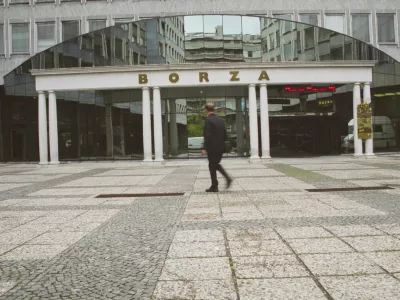 V nekaterih slovenskih podjetjih se zaradi želje po ohranjanju popolnega nadzora nad lastni&scaron;tvom raje izogibajo javni kotaciji. Dodatno jih odvračajo stro&scaron;ki, nižja likvidnost na Ljubljanski borzi (na fotografiji), administrativna bremena in omejeno poznavanje prednosti lastni&scaron;kega financiranja. Foto: Jaka Gasar