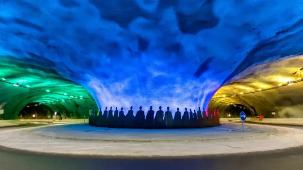 Predor Eysturoy ima privlačno podvodno kroži&scaron;če. &Scaron;tevilni vozniki večkrat zavijejo okoli njega, da doživijo instalacijo ferskega umetnika Tr&oacute;ndurja Paturssona. F Visit Faroe Islands