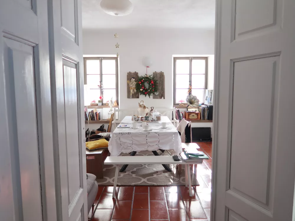 Skozi stara vrata se odpirajo prostor za prostorom. Vsak ima svoj vhod in izhod, skoznje lahko zakroži&scaron; po vseh prostorih hi&scaron;e./ Foto: Nata&scaron;a Bucik Ozebek