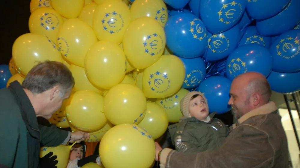 Evro smo v Sloveniji nato prevzeli pet let kasneje. Tak&scaron;ni so bili prizori tistega januarja pri nas. / Foto: Dokumentacija