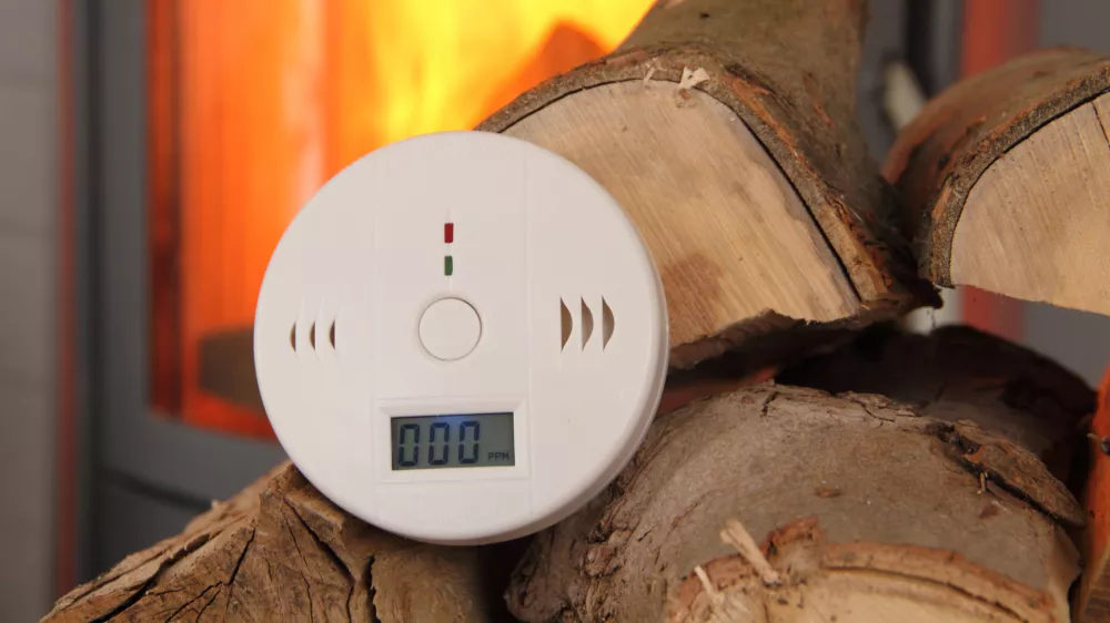 Ko se oglasi detektor ogljikovega monoksida, naj stanovalci odprejo okna za prezračevanje, zapustijo prostor in pokličejo gasilce na &scaron;tevilko 112. / Foto: iStock