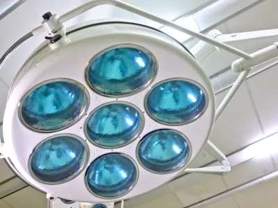 - simbolična fotografija - zdravstvoUKC univerzitetni klinični center Ljubljana, zdravstvo,zdravstveni sistem,medicina,operacijske sobe,operacijska soba,medicinski pripomočki aparati naprave,luč,svetilo//FOTO: Tomaž Zajel&scaron;nik