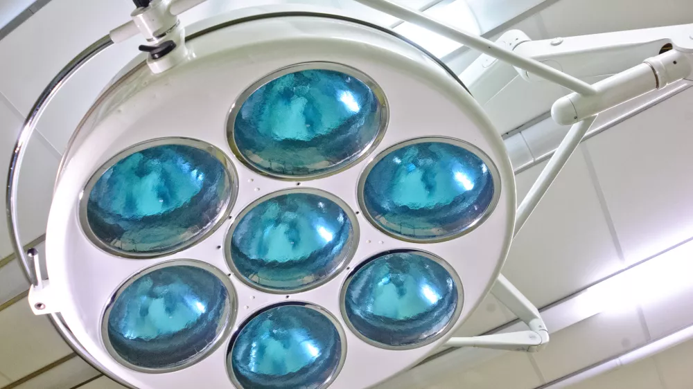 - simbolična fotografija - zdravstvoUKC univerzitetni klinični center Ljubljana, zdravstvo,zdravstveni sistem,medicina,operacijske sobe,operacijska soba,medicinski pripomočki aparati naprave,luč,svetilo//FOTO: Tomaž Zajel&scaron;nik