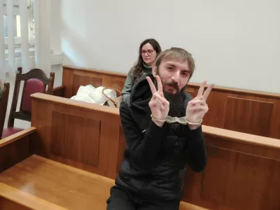 Gruzijski vlomilec Beka Karanadze, ki je trenutno zaprt v zaporu na Dobu, je na sodi&scaron;ču praviloma dobro razpoložen. Foto:&nbsp;Mojca Marot