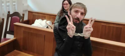 Gruzijski vlomilec Beka Karanadze, ki je trenutno zaprt v zaporu na Dobu, je na sodišču praviloma dobro razpoložen. Foto: Mojca Marot