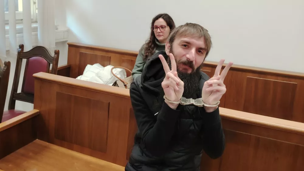 Gruzijski vlomilec Beka Karanadze, ki je trenutno zaprt v zaporu na Dobu, je na sodi&scaron;ču praviloma dobro razpoložen. Foto:&nbsp;Mojca Marot