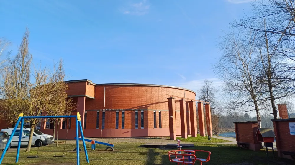 Četrto malo fotovoltaično elektrarno so decembra lani postavili na strehi knjižnice Medvode. Foto:&nbsp;Tina Jereb