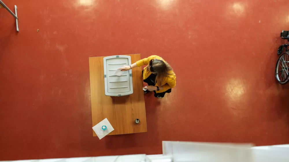 - Voli&scaron;če O&Scaron; Dobrova -- 24.04.2022 &ndash; Parlamentarne volitve 2022 - Volitve devetega sklica Državnega zbora Republike Slovenije - druge redne državnozborske volitve po letu 2008 //FOTO: Bojan Velikonja