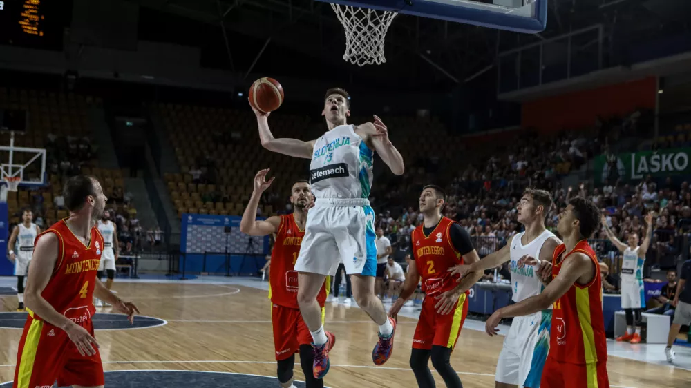 Luka &Scaron;čuka- 06.08.2022 &ndash; ko&scaron;arka &ndash; Slovenija: Črna gora, pripravljalna prijateljska tekma gora pred začetkom EP v Nemčiji. //FOTO: Luka Cjuha