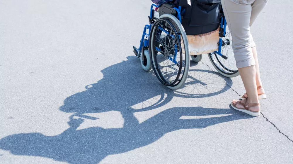 - 05.09.2016 - simbolična fotografija - starost - invalidski voziček - rehabilitacija - postrežnina - dom za starej&scaron;e občane - bolezen - zdravstvo - ..//FOTO: Maja Marko