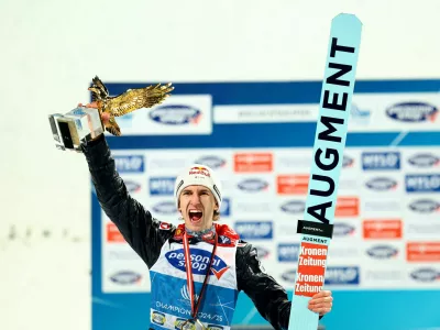 Avstrijec Daniel Tschofening je za zmago v skupnem se&scaron;tevku 73. novoletne turneje prejel zlatega orla in denarno nagrado 100.000 &scaron;vivarskih frankov (okrog 106.000 evrov). Foto: Reuters